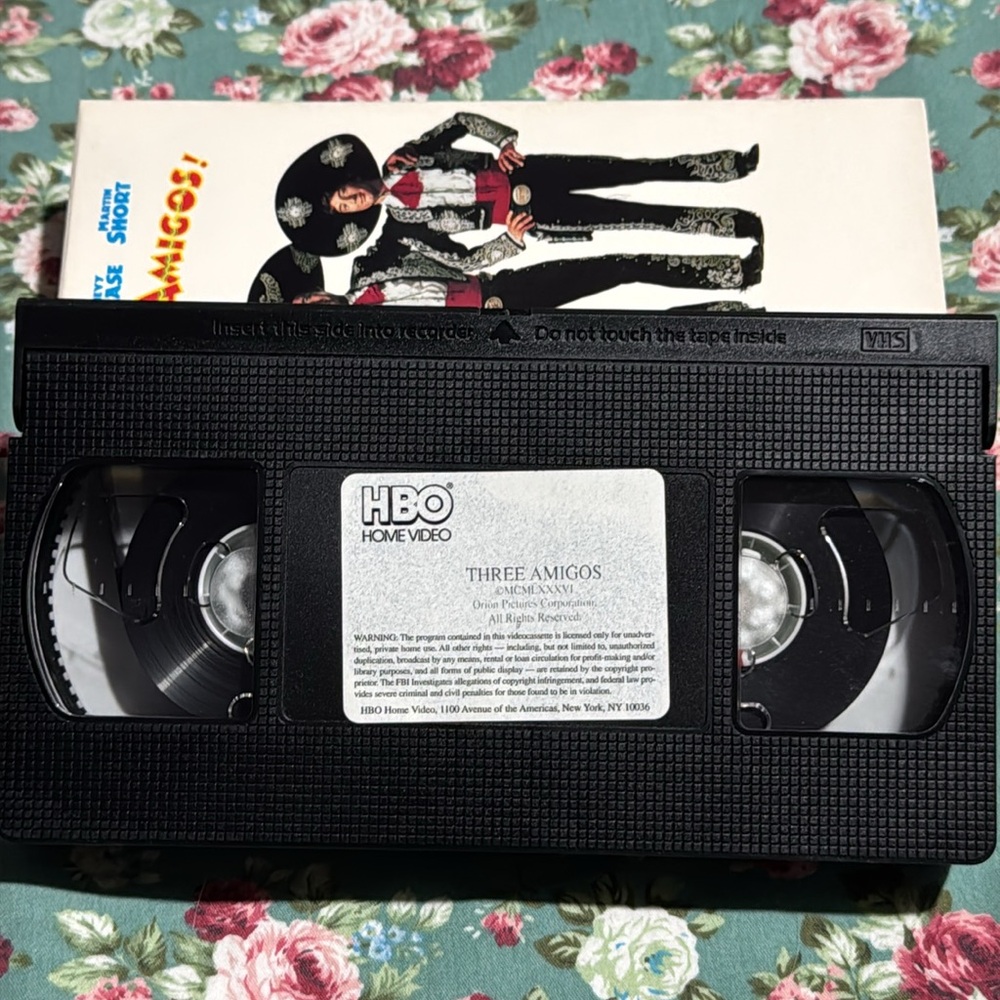 ¡Three Amigos! 📼 VHS in excellent condition. Classic comedy, HBO Video. Vintage. - Picture 3 of 4